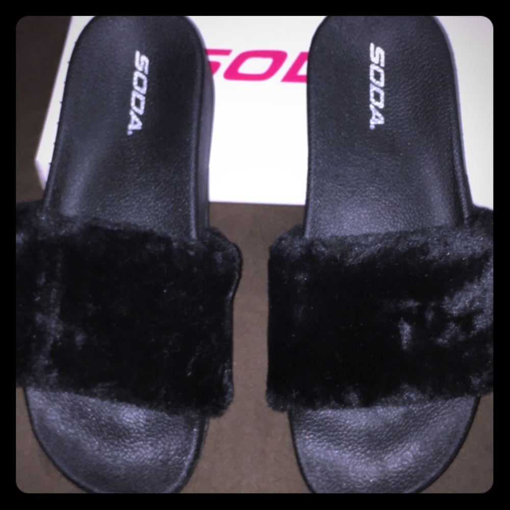 Sz 10 NIB Soda Faux Fur Slides Black